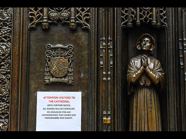 Надпись на дверях собора Святого Патрика в Нью-Йорке: "Внимание посетителям собора. До особого распоряжения все службы отменены. Приносим свои извинения прихожанам и гостям за неудобства". 15 марта 2020 года