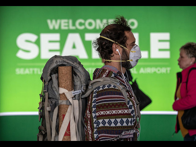 Пассажир в аэропорту Сиэттла. В штате Вашингтон зарегистрировано более 500 случаев заражения коронавирусной болезнью. 15 марта 2020 года