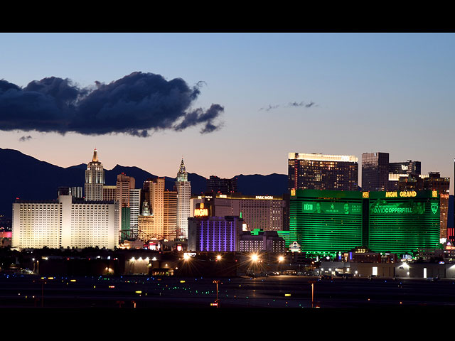 В воскресенье MGM Resorts International объявила, что приостановит деятельность казино в понедельник и гостиниц во вторник на всех своих объектах в Лас-Вегасе до дальнейшего уведомления о борьбе с распространением вируса. 15 марта 2020 года