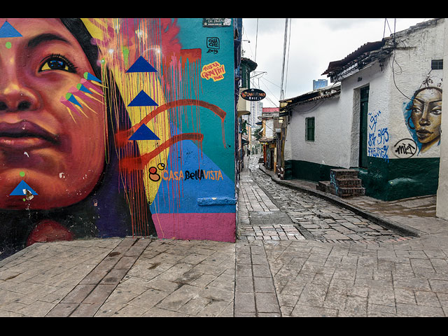 Практически пустые улицы Боготы во время подготовки к всеобщему карантину. Столица Колумбии проводит четырехдневные учения, чтобы подготовить семи миллионный город  к карантину. 20 марта 2020 года, Богота, Колумбия