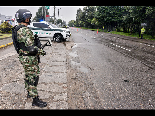 Солдат в медицинской маске в качестве превентивной меры против COVID-19. 20 марта 2020 года, Богота, Колумбия