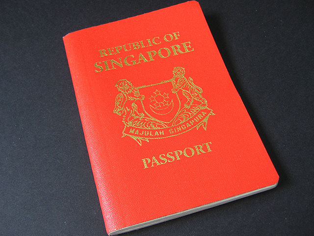 Первая жертва карантина: нарушитель режима из Сингапура лишился паспорта