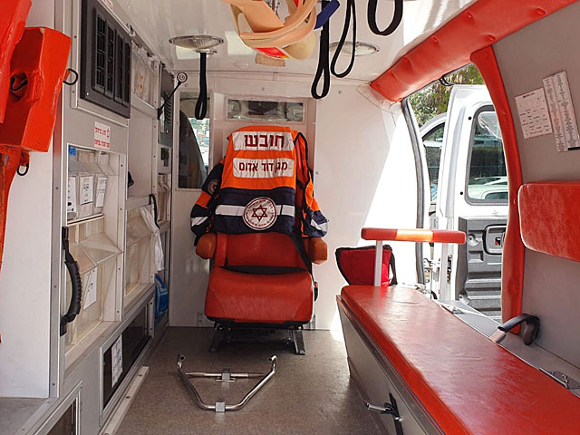 В Израиле появились специальные "скорые" для больных коронавирусом, с перегородкой, защищающей водителя