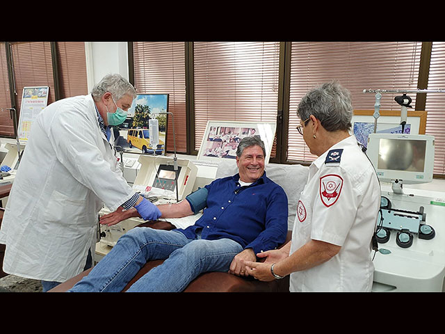 Доктор Офер Рак, переболевший COVID-19, сдал кровь для лечения тяжелых больных