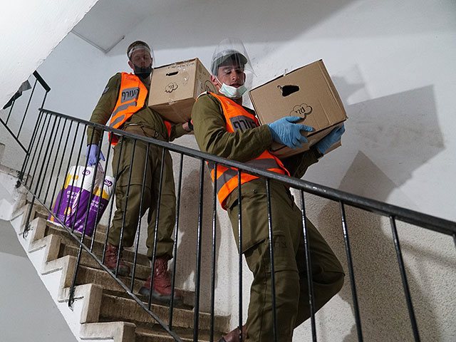 Солдаты ЦАХАЛа раздали жителям Бней Брака 15000 посылок с продуктами питания