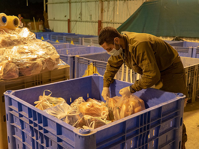 Солдаты ЦАХАЛа раздали жителям Бней Брака 15000 посылок с продуктами питания