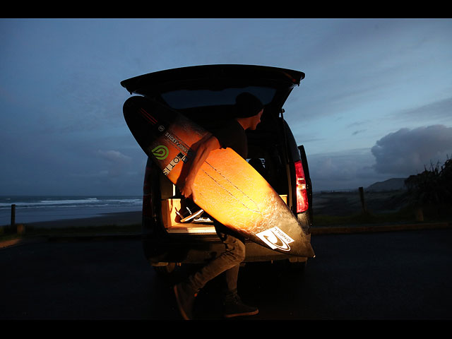 В Новой Зеландии серферы возвращаются на морское побережье. Фоторепортаж