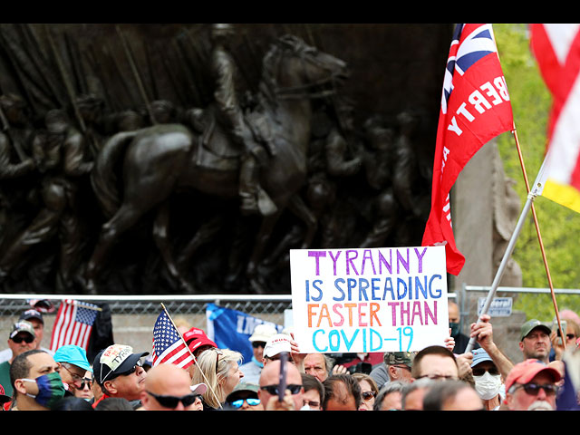 Карантин в США: за и против. Фоторепортаж с уличных шествий в Бостоне