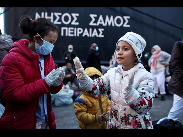 Беженцы с острова Лесбос переселяются на материк. Фоторепортаж