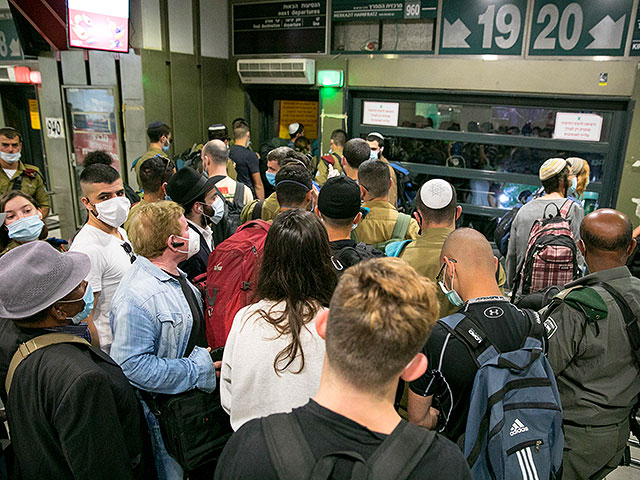 Забота минздрава о "социальной дистанции" в автобусах привела к столпотворению на центральной станции в Иерусалиме
