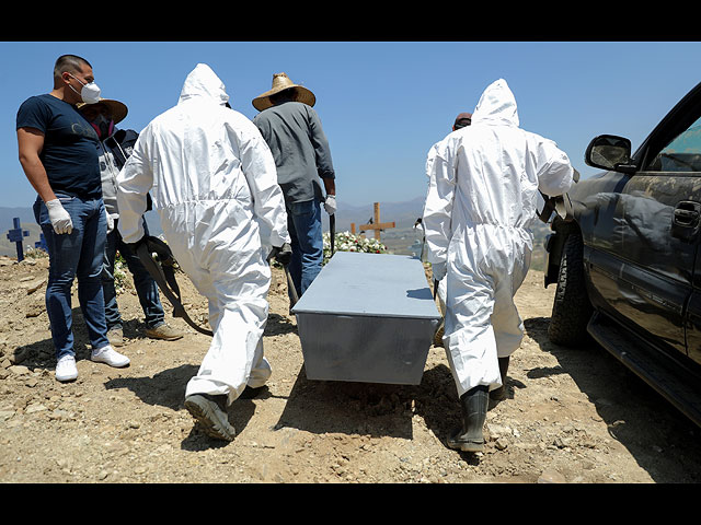 Смертельная жатва коронавируса: фоторепортаж с похорон жертв эпидемии в Мексике