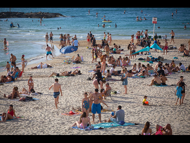 "Проголосовали ногами": в субботу тысячи израильтян пришли на пляжи. Фоторепортаж