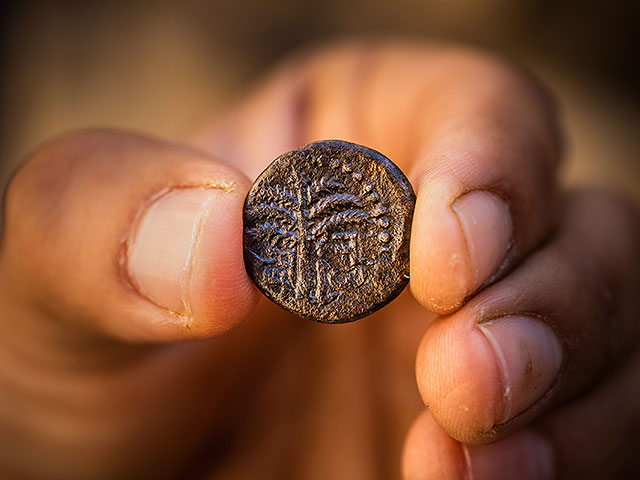Сувенир римского легионера: в Иерусалиме найдена редкая монета восстания Бар-Кохбы