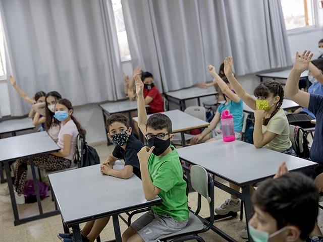 Министр здравоохранения разрешил школьникам до конца недели не носить маски