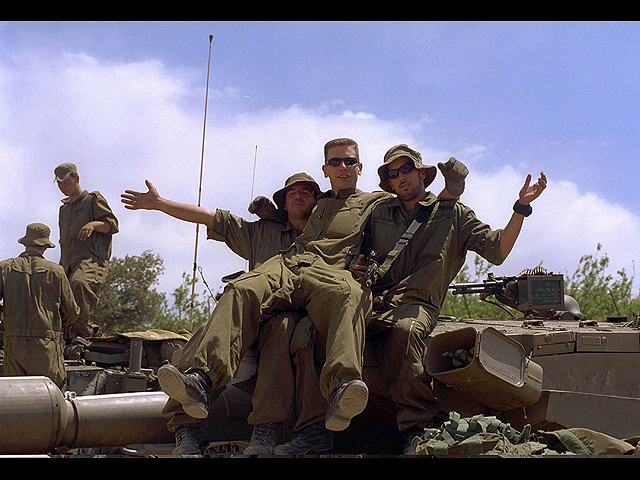 Cолдаты ЦАХАЛа празднуют возвращение в Израиль.  Израильско-ливанская граница 23 мая 2000 года