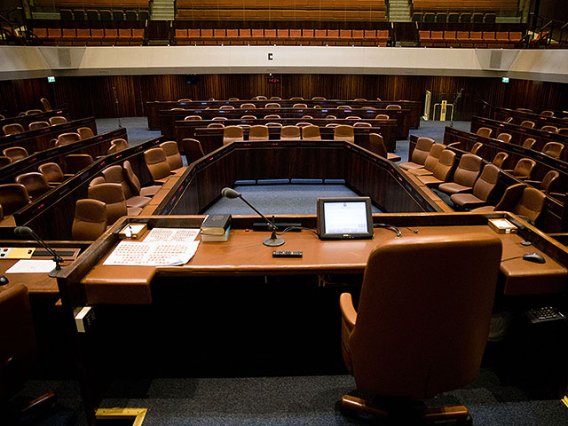 Законопроект, позволяющий министрам и их заместителям увольняться из Кнессета, утвержден в предварительном чтении