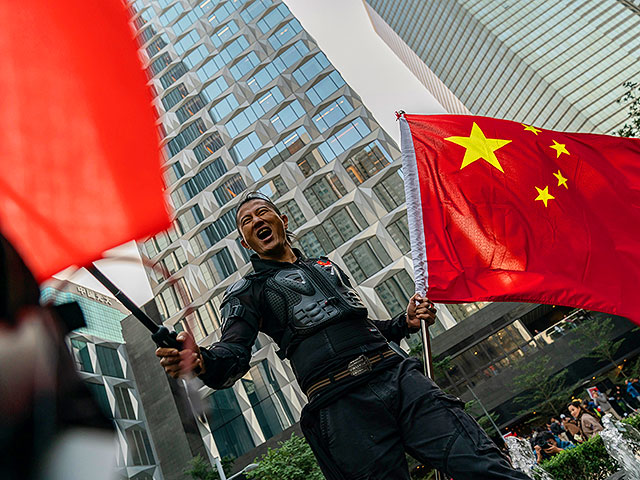 Про-китайски настроенный демонстрант на улице Гонконга