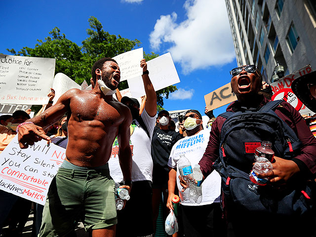 Акции протеста в городах США против "произвола полиции": множество пострадавших