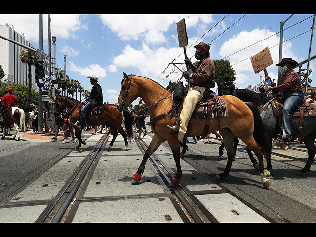 Ковбои, индейцы и шериф: протест в жанре вестерна. Фоторепортаж из Калифорнии