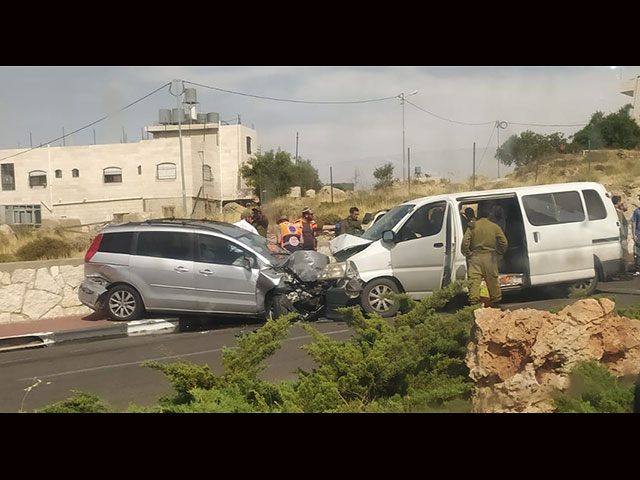 В результате ДТП в Кирьят-Арбе пострадали 9 человек