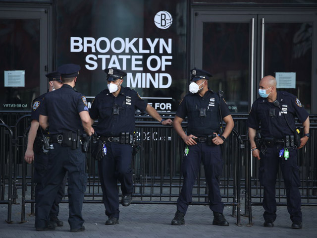 В Нью-Йорке полицейские застрелили подозреваемого, открывшего огонь