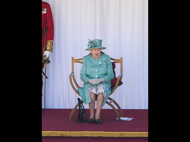 Парад для одного зрителя. Фоторепортаж с ежегодного парада в честь Английской Королевы Елизаветы II