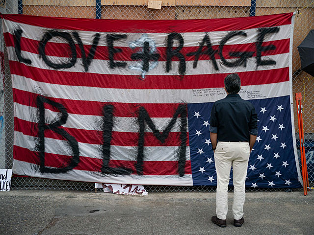 Black Lives Matter заперли полицейских  Портленда в участке  и сожгли американский флаг