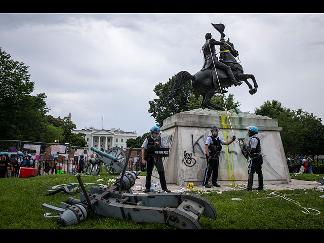 Около Белого дома попытались снести памятник президенту Джексону. Фоторепортаж