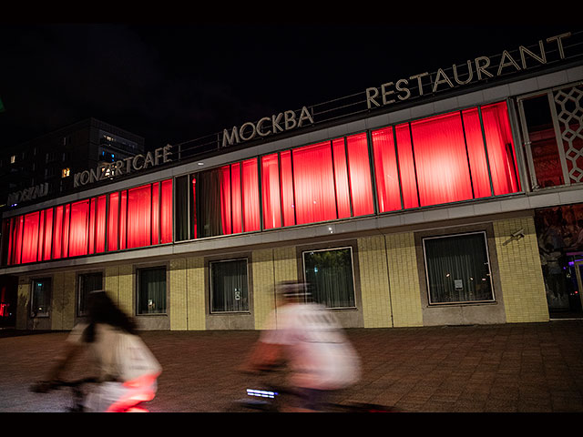 "Ночи света": закрытые развлекательные заведения Европы окрасились в красный цвет