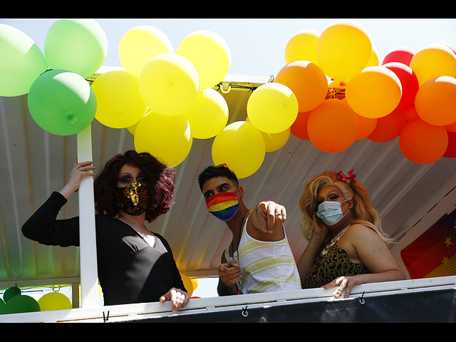 "Парад гордости" в Берлине: обнаженные в масках под радужными флагами. Фоторепортаж