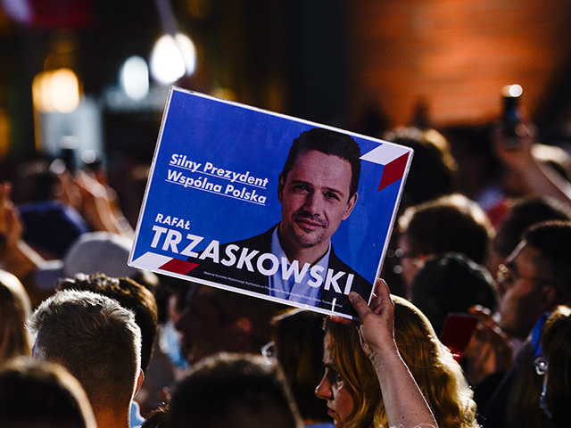 По данным экзитполов, Польшу ожидает второй тур президентских выборов