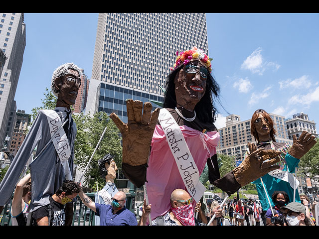 В Нью-Йорке прошел парад солидарности секс-меньшинств с "черным протестом". Фоторепортаж