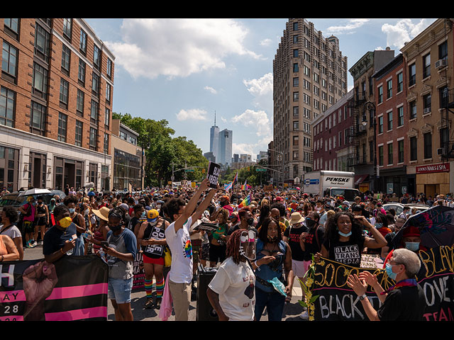 В Нью-Йорке прошел парад солидарности секс-меньшинств с "черным протестом". Фоторепортаж