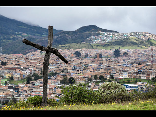 Страшная жатва: фоторепортаж с кладбища Parque Serafin в Боготе