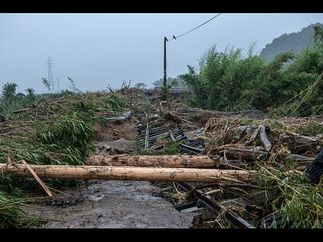 Лето в Японии: ливни, наводнения и оползни. Фоторепортаж