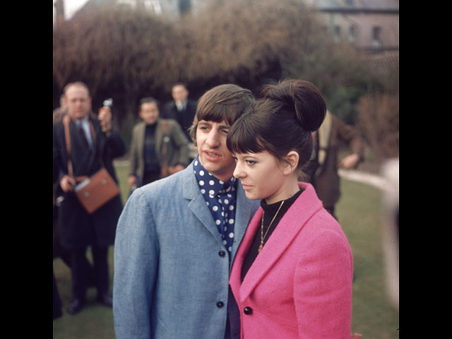Ринго Старр со своей 18-летней женой Морин во время медового месяца в Хоуве, Восточный Суссекс, Великобритания,1965 год