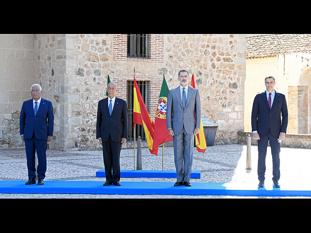 Премьер-министр Португалии Антонио Коста, президент Португалии Марсело Ребело де Соуза, король Испании Фелипе и премьер-министр Испании Педро Санчес открывают границы. 1июля, 2020 года, Бадахос, Испания