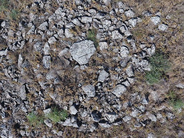 Вид сверху на шапку дольмена с человекоподобной скалой неподалеку от Кирьят-Шмоны