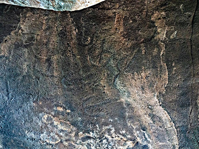 Наскальные рисунки на дольмене рядом с кибуцем Шамир