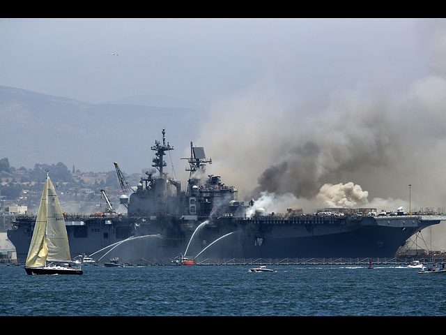 Пожар на борту десантного корабля в Калифорнии. Фоторепортаж