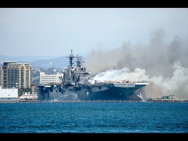 Пожар на борту десантного корабля в Калифорнии. Фоторепортаж