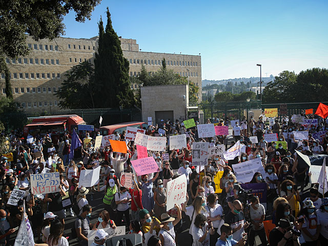 Возле здания минфина в Иерусалиме проходит акция протеста соцработников