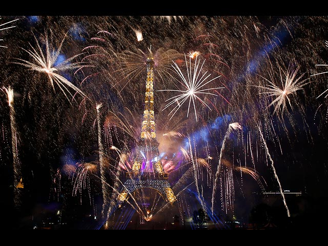 Салют без зрителей: в Париже празднуют День взятия Бастилии. Фоторепортаж