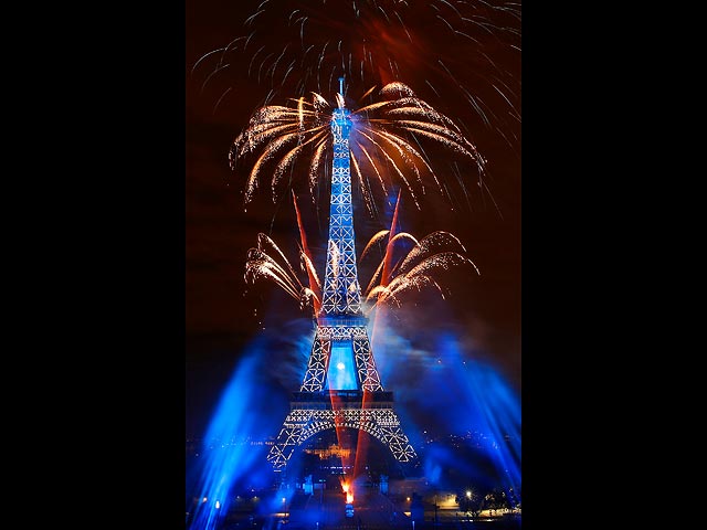 Салют без зрителей: в Париже празднуют День взятия Бастилии. Фоторепортаж