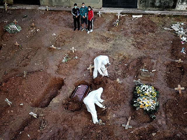 Похороны жертвы коронавируса в Бразилии