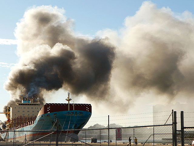 Пожар в порту Бушера: сгорели не менее семи судов
