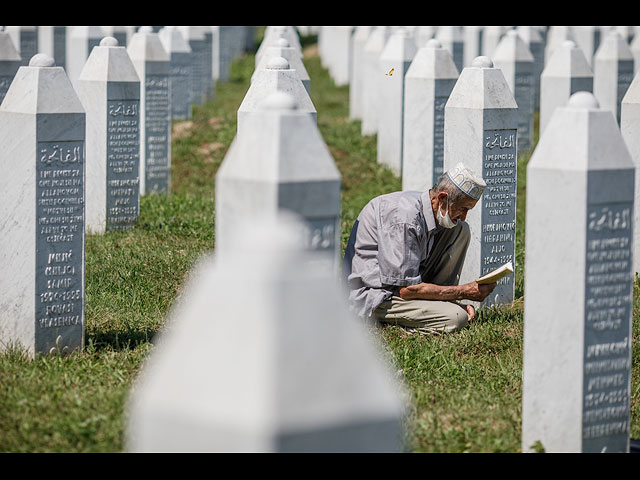 Похороны через четверть века после резни. Фоторепортаж из Сребреницы