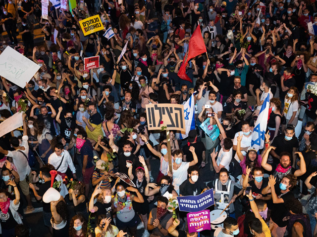 Голый протест против Нетаниягу, полиции и оккупации входит в моду. Фоторепортаж
