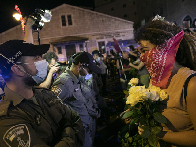 Голый протест против Нетаниягу, полиции и оккупации входит в моду. Фоторепортаж