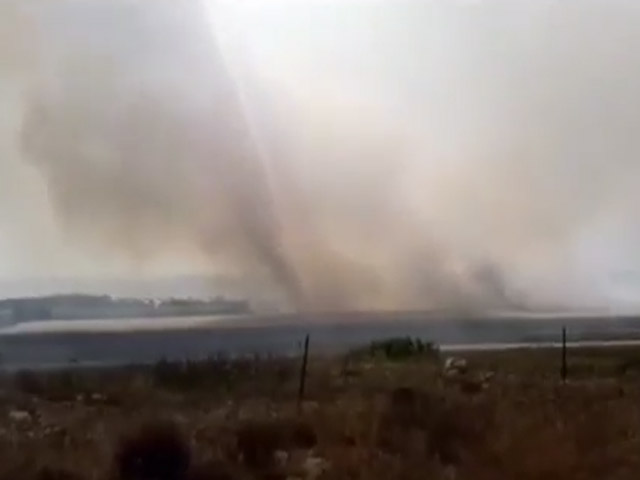 Сильный пожар возник в районе пляжа а-Боним